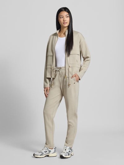 Vrouwenmodel draagt regular fit Sweathose uit katoenmix van JOOP! in beige tint, rechte pijpen, structuur glad, dames, gehele lichaamsvoorzijde