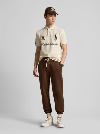 Polo Ralph Lauren Koszulka polo o kroju regular fit z czystej bawełny z naszywkami i haftami Piaskowy 1