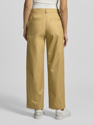 Frauenmodel trägt Wide Fit Hose mit Eingrifftaschen von JAKE*S STUDIO WOMAN in Beige, reine Baumwolle, lockerer Schnitt, Ganzkörperansicht Rückansicht