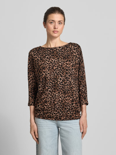 Frauenmodel trägt Shirt mit U-Boot-Ausschnitt und 3/4-Arm von Zero, Viskose-Mix mit Stretch-Anteil, Loose-Fit, Animalprint, Ganzkörperansicht von vorne.