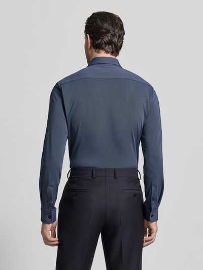 Mężczyzna nosi Slim Fit Freizeithemd aus Baumwoll-Mix Modell 'P-ROAN-K-F-261' od BOSS w ciemnoniebieskim kolorze, delikatna struktura, krój slim fit, długi rękaw, całkowity widok od tyłu.