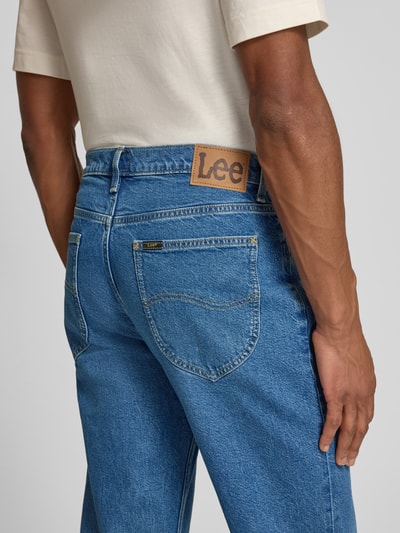 Mężczyzna nosi Straight Fit Jeans im 5-Pocket-Design Modell 'WEST' od Lee, bawełniany miks ze stretchem, średni niebieski, szerokość w rozmiarze 32/32: 43 cm, długość nogawki wewnętrznej: 81 cm, zdjęcie z tyłu, detal bioder.