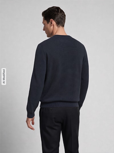 Männermodel trägt Regular Fit Pullover aus reiner katoen van Marc O'Polo DENIM in donkerblauw, Heren pullover, Ganzkörperansicht Rückansicht, KI-modifiziertes Bild