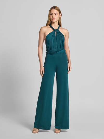 Frauenmodel trägt Jumpsuit mit rückseitig gekreuzten Trägern von Rose Avenue in Petrol, fließender Stoff, weiter Schnitt, Ganzkörperansicht von vorne, Regular Fit, tiefer V-Ausschnitt, Raffungen, Rückenlänge 120 cm, Brustweite 50 cm, Beinlänge 92 cm.