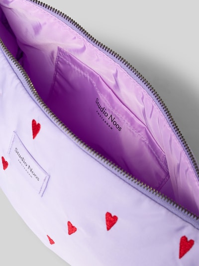 Produktfoto, Handtasche mit Stitchings Modell 'Puffy Adult Fanny Pack' von STUDIO NOOS, Hauptfach mit Reißverschluss, lilafarbene Oberfläche, rote Herz-Stitchings, innenfutter violett, Größe 1: Breite 33 cm, Länge 21 cm, Tiefe 9 cm, Schulterriemen 70 cm