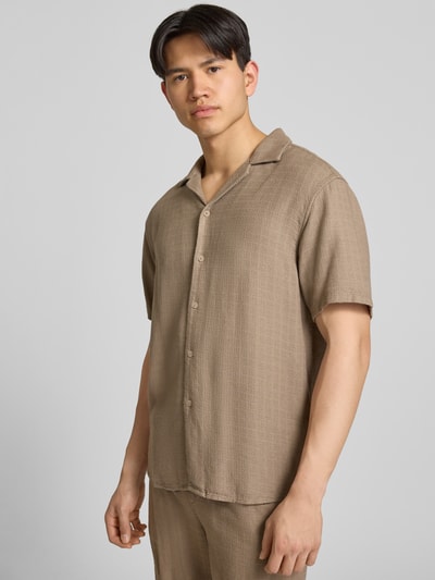 Männermodel trägt Regular Fit Freizeithemd aus Viskose-Leinen-Mix Modell 'LATHAM' von Only & Sons, unifarben, Strukturmuster, Nahaufnahme Oberkörper.