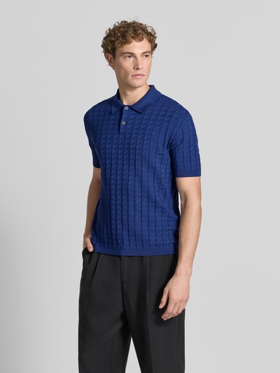 Męski model nosi Regular Fit Poloshirt aus Viskose-Mix Model 'Maglia' von Armani Exchange, niebieski, z efektem pikowania i imitacją dzianiny, krótki rękaw, kołnierzyk polo, długość tyłu w rozmiarze M: 68 cm, Ganzkörperansicht von vorne.