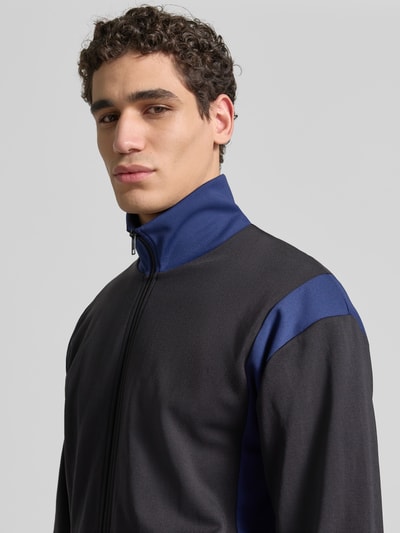 Männermodel trägt Regular Fit Sweatjacke mit Stehkragen von Kenzo, Reißverschluss, elastische Abschlüsse, Nahaufnahme Oberkörper.