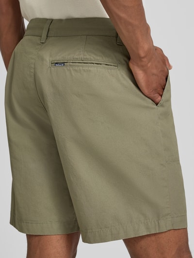Mannenmodel draagt Regular Fit Chinoshorts uit puur katoen model 'SHERBURN' van Barbour, heren, olijfgroen, achteraanzicht.