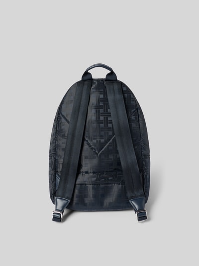 Produktfoto, Rucksack mit Logo-Applikation von Kenzo in Schwarz mit Muster, glatter Stoff, breite Schulterriemen, rechteckige Form, Kontext: Hauptfach mit Reißverschluss, Trageriemen, Logo-Applikation, Reißverschlussfach auf der Vorderseite, Steckfach auf der Innenseite, Maße ca. 34x44x12 cm.