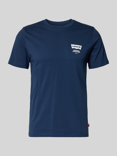 Produktfoto, T-Shirt mit Label-Detail und Logo-Print von Levi's®, dunkelblau, reine Baumwolle, körpernaher Schnitt, gerippter Rundhalsausschnitt, Rückenlänge 68 cm bei Größe M