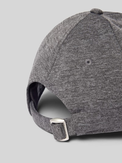 Produktfoto, Basecap mit verstärktem Schirm und Stitchings von New Era in Grau, verstellbarer Riegel, Label-Detail, melierte Textur.