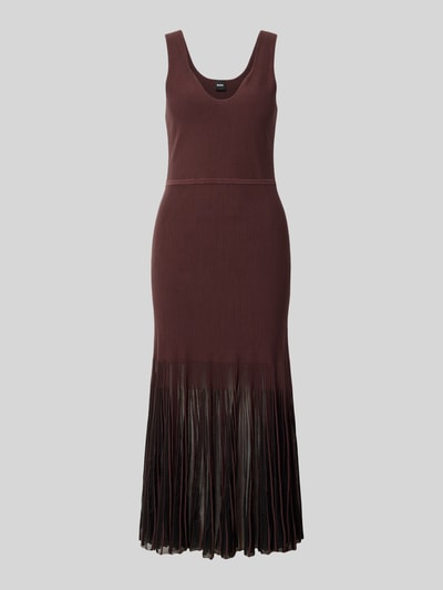 Produktfoto, Strickkleid aus Rippstrick von BOSS, kolor bordowy, tekstura prążkowanego dzianinowego materiału, przeźroczyste plisowane wstawki, długość do kolan, krój slim fit, bez rękawów, dekolt w szpic