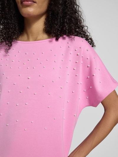 Frauenmodel trägt T-Shirt mit Rundhalsausschnitt und Perlen von Christian Berg Woman in Rosa, Relaxed Fit, Modal-Mix, Nahaufnahme Oberkörper.