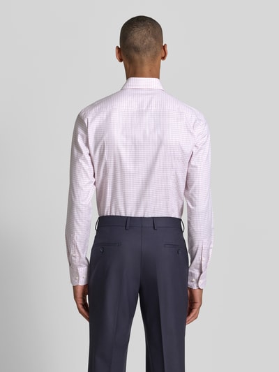 Männermodel trägt Slim Fit Businesshemd aus Baumwoll-Mix Modell 'H-HANK-SP-B1-C1-261' von BOSS, Herren Businesshemd, Ganzkörperansicht Rückansicht.