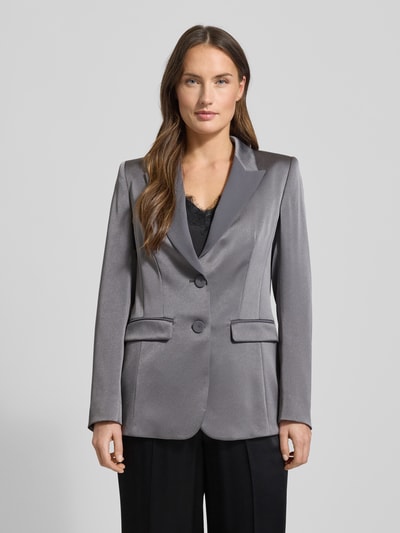Frauenmodel trägt Regular Fit Blazer mit Pattentaschen von Luisa Cerano in Grau mit Reverskragen und Knopfverschluss, Ganzkörperansicht von vorne. Rückenlänge bei Größe 36: 67 cm, Brustweite: 40 cm, Ärmellänge: 61 cm.