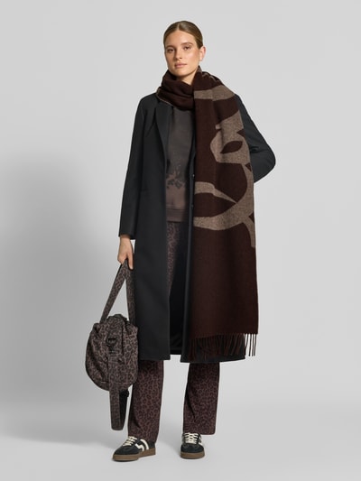 Kobiece model prezentuje Schal mit Fransen Modell 'Lala Scarf 4' von Lala Berlin, wielokolorowy, pasiasty, frędzle, dzianina, 100% bawełna, widok całej sylwetki z przodu