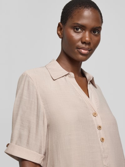 Vrouwenmodel draagt Relaxed Fit blouse uit viscosemix met platte kraag, knoopsluiting, halflange mouwen van Apricot, Nahaufnahme Oberkörper.