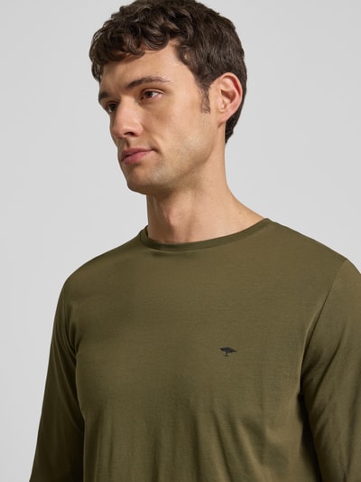 Männermodel trägt Longsleeve mit Rundhalsausschnitt und Logo von Fynch-Hatton, Reine Baumwolle, Regular-Fit, Unifarbenes-Design, Nahaufnahme Oberkörper.
