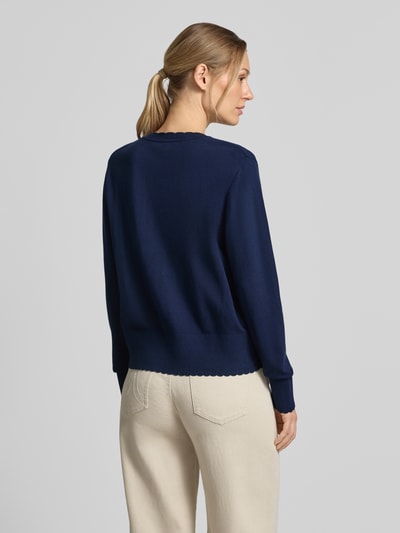 Frauenmodel trägt Cardigan aus Viskose-Mix von MORE & MORE in Dunkelblau, Strick-Optik, körpernah, Rückenansicht, Ganzkörperansicht Rückansicht.