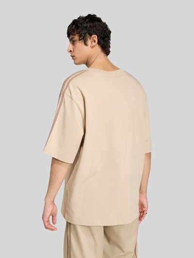 adidas Originals Loose Fit T-Shirt aus reiner Baumwolle mit Logo-Stitching Sand 4