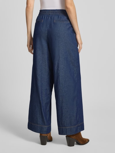 Frauenmodel trägt Wide Fit Jeans mit elastischem Bund Modell 'Archer' von ICHI aus reiner Baumwolle in dunklem Blau, Ganzkörperansicht Rückansicht.