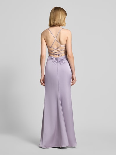 Frauenmodel trägt Abendkleid mit rückseitig überkreuzten Spaghettiträgern von Mascara aus Satin in Flieder, Maxikleid, Rückseite mit Schnürung, Haken- und Reißverschluss, Rückseite, Körpernaher-Schnitt, Ganzkörperansicht Rückansicht. Rückenlänge 160 cm, Brustweite 38 cm, Größe 36.
