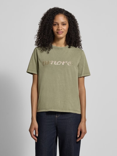 Kobiece modelka nosi damski t-shirt z czystej bawełny model 'SOLKO' od B.Young, okrągły dekolt, luźny krój, długość tyłu w rozmiarze S: 58 cm, widok całej sylwetki z przodu.