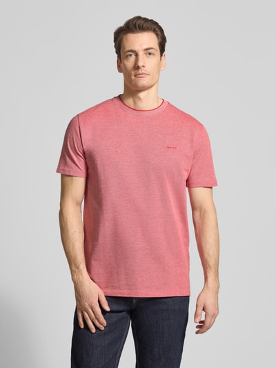 Männermodel trägt T-Shirt mit Rundhalsausschnitt und Label-Stitching von Gant, reine Baumwolle, Regular-Fit, Ganzkörperansicht von vorne.