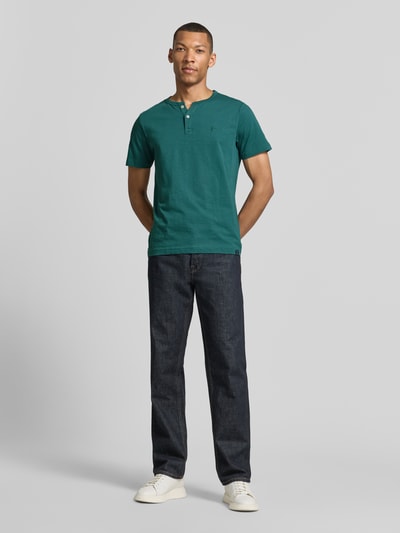 Männermodel trägt T-Shirt mit kurzer Knopfleiste von Lerros in Grün, Reine Baumwolle, Gerader-Schnitt, Rundhalsausschnitt, Logo-Stitching, Rückenlänge 69 cm bei Größe M, Ganzkörperansicht von vorne.