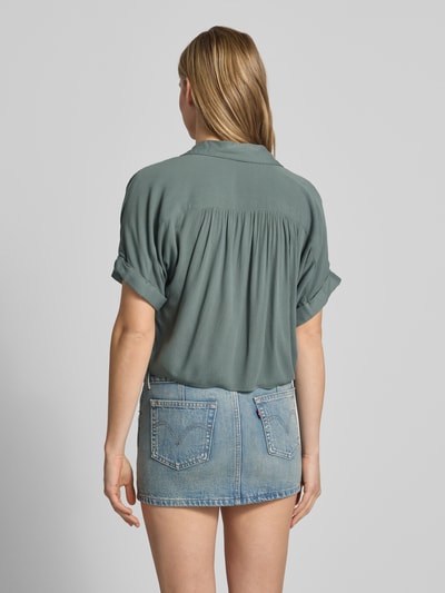 Frauenmodel trägt Regular Fit Hemdbluse aus reiner Viskose Modell 'PAULA' von Only in Blaugrün, gestreift, Webware, Rückansicht Ganzkörperansicht.