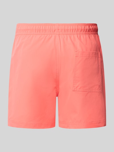 Produktfoto, Straight Fit Badeshorts mit Logo-Detail Modell 'Maui' von Jack & Jones, leuchtend korallefarben, mit elastischem Bund und Tunnelzug, glatte Struktur, Herren Badeshorts
