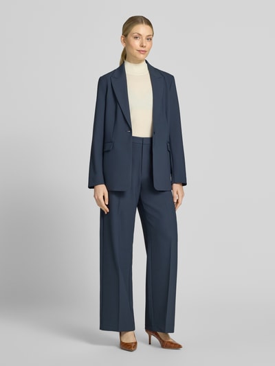 Modelka nosi Regular Fit Blazer mit Reverskragen Model 'Leonora' od MOS MOSH, kolor granatowy, gładka faktura, zapięcie na guzik, Długość tyłu w rozmiarze 36: 66 cm, Szerokość w rozmiarze 36: 40 cm, Długość rękawów w rozmiarze 36: 62 cm, widok całej sylwetki z przodu.