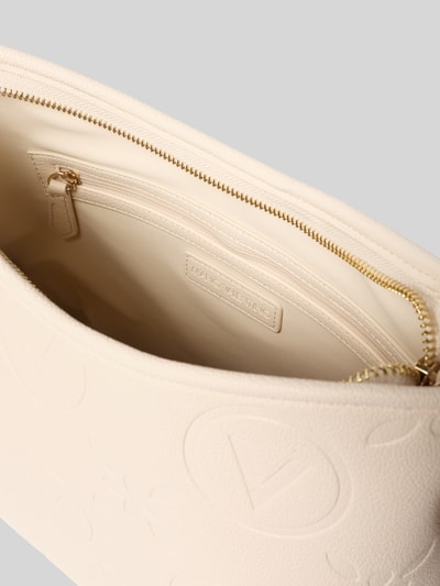 Produktfoto, Hobo Bag mit Label-Details Modell 'SAMBA' von VALENTINO BAGS in Creme, strukturiertes Leder, Reißverschlussfach innen, Hauptfach, goldfarbener Reißverschluss, Innenfutter glatt, Breite 29 cm, Länge 22 cm, Tiefe 12 cm, Länge Schulterriemen 81 cm