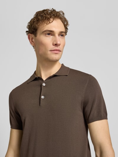 Männermodel trägt Slim Fit Poloshirt mit Knopfleiste von Profuomo, braun, glatte Textur, Polokragen, Lyocell-Mix, Nahaufnahme Oberkörper.
