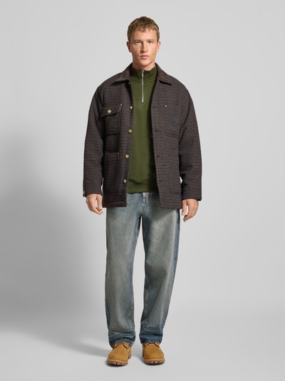 Männermodel trägt Regular Fit Troyer aus reiner Baumwolle von Marc O'Polo Denim, Optik: Unifarben, Passform: Regular-Fit, Troyer-Kragen, Langarm, Ärmelabschluss: Gerippt, Rumpfabschluss: Gerippt, Materialverarbeitung: Sweat, Material: Reine Baumwolle, Ganzkörperansicht von vorne.