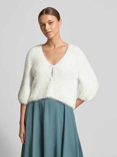 Frauenmodel trägt Regular Fit Jacke aus Kunstfell im Halbarm-Design von Jake*s Cocktail, weiß, V-Ausschnitt, Knopfleiste, Ganzkörperansicht von vorne.