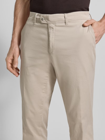 Männermodel trägt Regular Fit Hose mit Gesäßtaschen Modell 'Evans' von Brax, Baumwoll-Mix, Beige, Nahaufnahme Oberkörper.