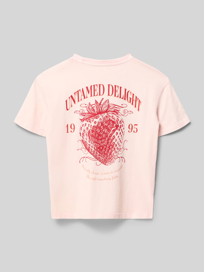 Mädchen trägt Kinder T-Shirt von Only, Modell 'Regular Fit T-Shirt aus reiner Baumwolle Modell SARA', Optik: Unifarben, Motiv-Print, Regular-Fit, Rundhals, Kurzarm, Rumpfabschluss mit Seitenschlitzen, Materialverarbeitung: Jersey, Material: reine Baumwolle, Ganzkörperansicht Rückansicht.