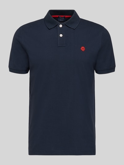 Produktfoto, Slim Fit Poloshirt mit Logo-Stitching von MCNEAL in Dunkelblau, reine Baumwolle, Polokragen, rote Details, neutraler Hintergrund
