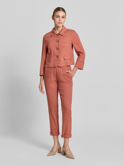 Vrouwenmodel draagt Hose aus Leinen-Mix mit elastischem Bund van Marc Cain in terracotta, regular fit, steekzakken, achterzakken, linnenmix met viscose, bandwijdte maat 36 35 cm, binnenbeenlengte 68 cm, whole body front view.