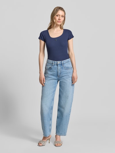 Frauenmodel trägt Slim Fit T-Shirt mit Logo-Applikation von Guess aus elastischem Baumwoll-Mix, Rundhalsausschnitt, navy, Ganzkörperansicht von vorne. Rückenlänge bei Größe S: 52 cm.