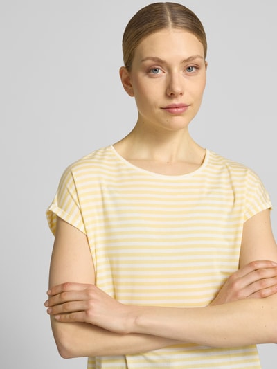 Frauenmodel trägt Relaxed Fit T-Shirt aus Lyocell-Mix Modell 'AVA' von Vero Moda, gestreift in Gelbtönen, Optik:Allover-Muster, Nahaufnahme Oberkörper.