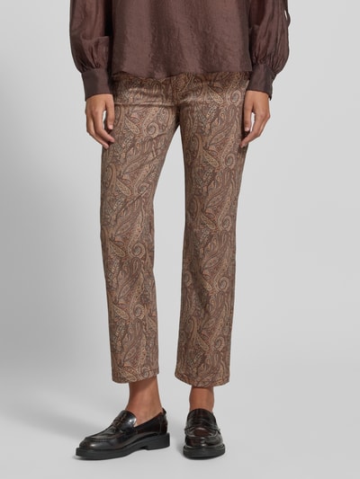Frauenmodel trägt Straight Fit Jeans aus Baumwoll-Mix mit Modal-Anteil Modell 'Dream Cropped' von MAC in braun gemustertem Paisley-Design, Nahaufnahme Unterkörper, Damen Straight Fit Jeans von MAC.