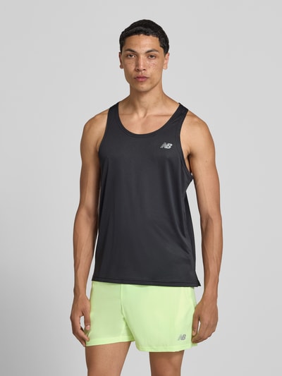 Männermodel trägt Tanktop mit Logo und Rundhalsausschnitt von New Balance, Regular-Fit, schwarze Farbe, Ganzkörperansicht von vorne, Rückenlänge bei Größe M: 66 cm.