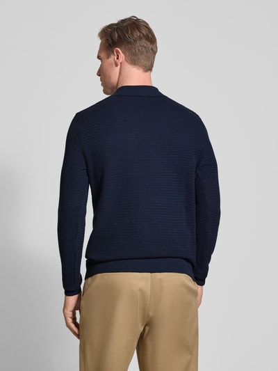 Männermodel trägt Regular Fit Poloshirt in Strick-Optik Modell 'Riley' von Jack & Jones Premium, dunkelblau, reine Baumwolle, Ganzkörperansicht Rückansicht