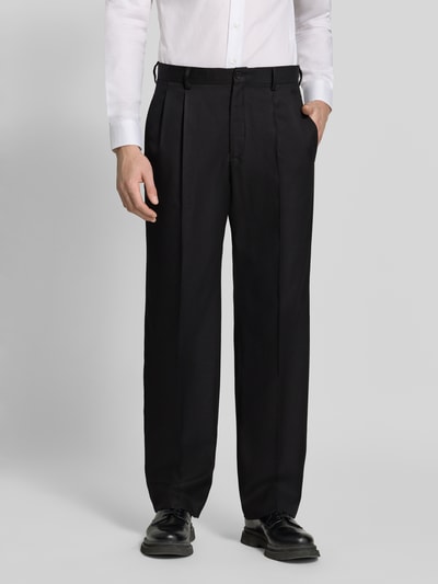 Männermodel trägt Straight Fit Hose mit Viskose-Anteil von Emporio Armani, Schwarz mit Strukturmuster, Bügelfalten, Nahaufnahme Unterkörper, Ganzkörperansicht von vorne.