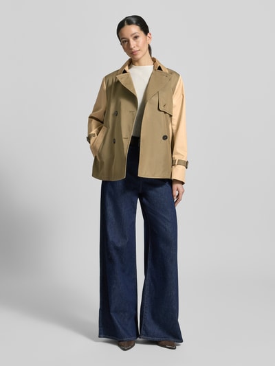 Vrouwenmodel draagt Cropped Trenchcoat uit katoenmix van Weekend Max Mara, look: effen, regular fit, reverskraag, dubbele knoopsluiting, kort, lange mouw met trensje, zij-steekzakken, materiaal: katoenmix. Volledige lichaamsweergave vooraan.