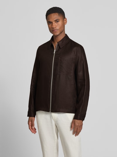 Mannelijk model draagt Regular Fit Hemdjacke aus Leinen mit Reißverschluss van Drykorn, puur linnen, kentkraag, Jerson, vooraanzicht bovenlichaam