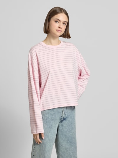 Frauenmodel trägt Longsleeve mit rückseitigem Statement-Print von OH APRIL aus Reine Baumwolle, Loose-Fit, Rundhalsausschnitt, Ganzkörperansicht von vorne.